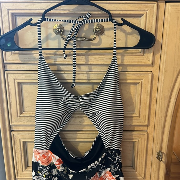 Cupshe One Piece Swimsuit - Picture 5 of 12